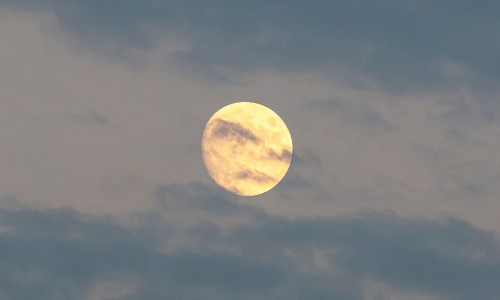 Luna Plină în Vărsător din august ne cere să ne conectăm la puterea noastră feminină