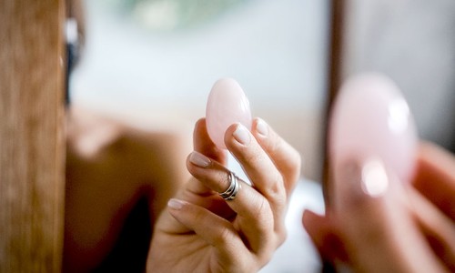 Oul de cristal care iți întărește mușchii vaginali - Ce este și cum să-l folosești corect